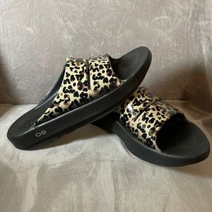 OOFOS size 10 slides